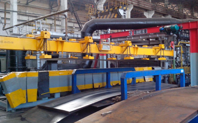 鋼板熱處理裝卸選磁力吊具還是鋼板鉗？