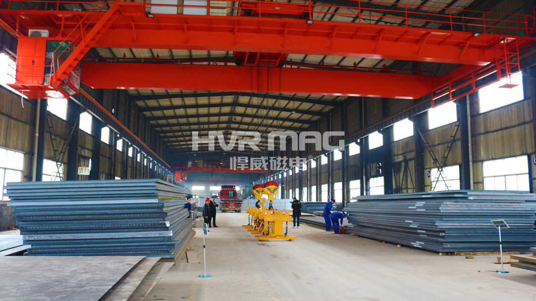中厚鋼板如何吊裝？用電永磁吊具輕松搬運100mm厚20噸重的鋼板