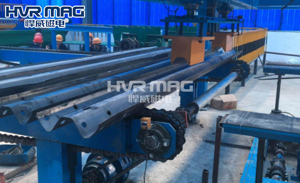 在工件的搬運過程中，起重電永磁鐵如何控制磁力？