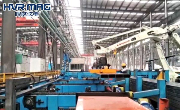 電永磁夾具配合工業(yè)機(jī)器人搬運成排方管案例